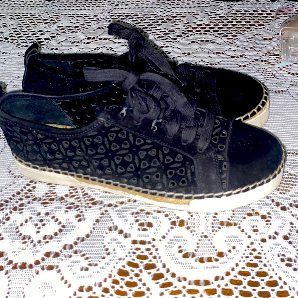 Vince Camuto suede sneakers size 7/7.5